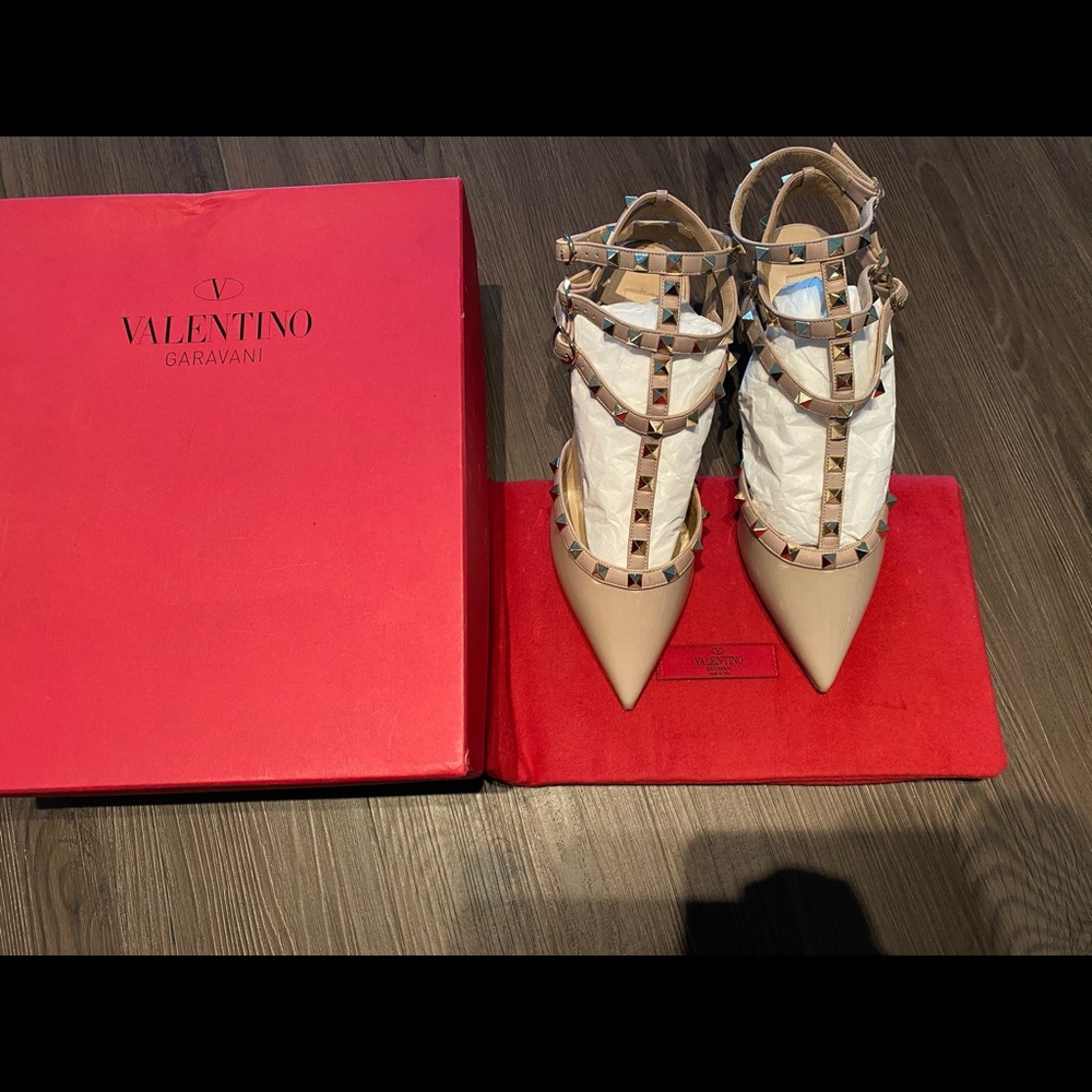 ROCKSTUD ANKLE STRAP PUMP WITH TONAL STUDS 65 MM